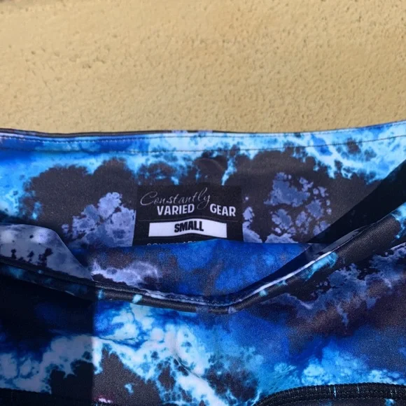 NWOT CVG capri leggings - Picture 2 of 2